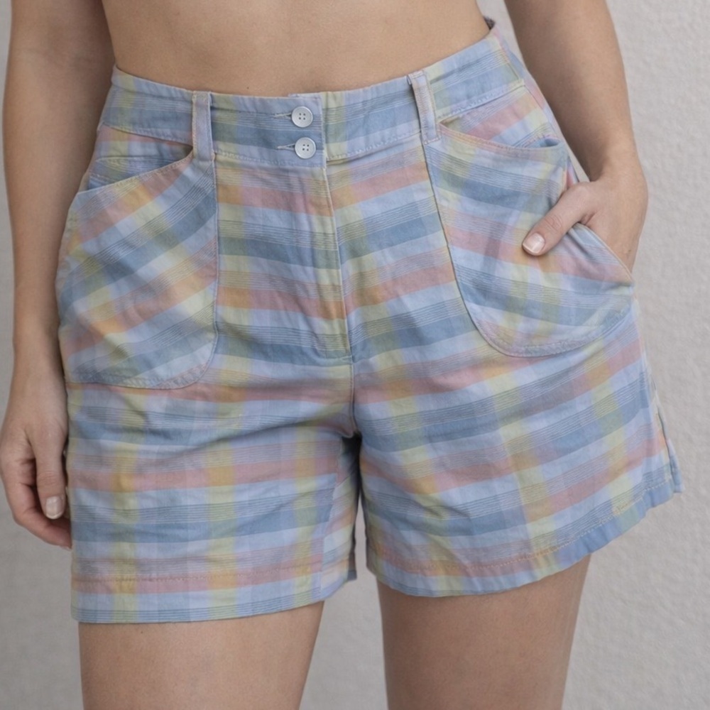 EXCELLENT CONDITION WOMEN’S SIZE 8 NIKE GOLF HI-RISE PASTEL STRIPED SHORTS